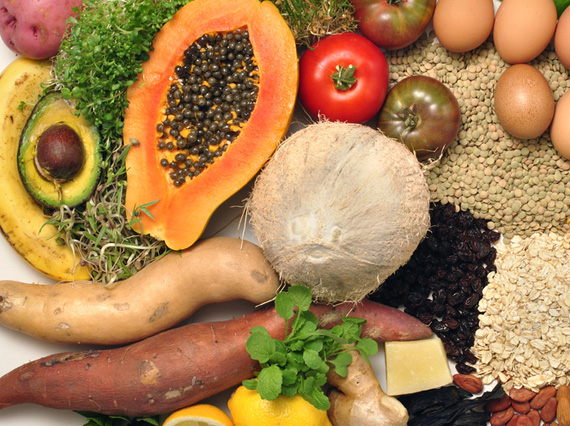 Diferentes tipos de frutas, verduras e grãos