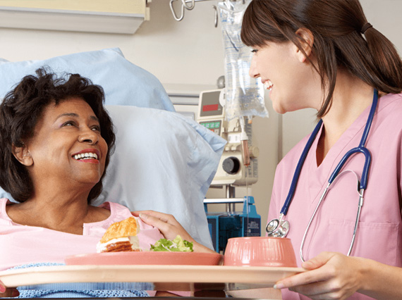 mulher idosa recebendo alimentação no hospital